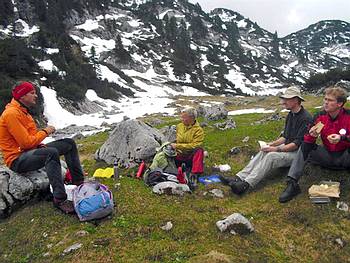 Wanderrast zwischen den letzten Schneefeldern