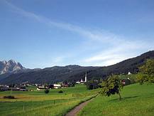 Gosau, Kirchenwegerl, Im Hintergrund Gosaukamm und Zwieselalm.