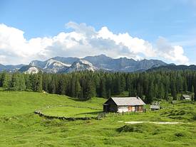 Almh�tte auf der Plankensteinalm, im Hintergrund das Dachsteinplateau