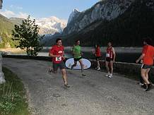 Max Egger (links) wird von Teampartner Andi Englbrecht ins Ziel und zum Sieg begleitet