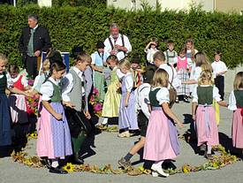 Gosauer Volksschulkinder tanzen und singen