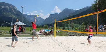 Gosauer Jugend auf dem Beachvolleyplatz
