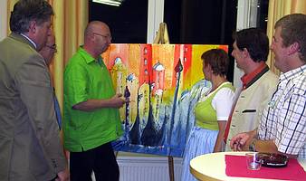 Franz Krikava, 2.von links mit interessiertem Publikum