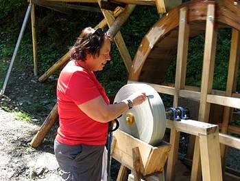 Scheren- und Messer schleifen bei der Landesaustellung in Gosau