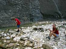 im Bach gibt es viel zu entdecken, vielleicht auch Fossilien