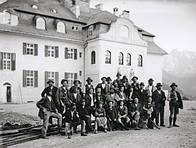 Arbeiter vor dem fertig gestellten Schloss, Foto PC Senioren,