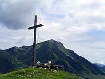 Gipfelkreuz mit Gamsfeld im Hintergrund