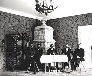 Die gräfliche Jagdleitung im Herrschaftszimmer