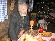 Waldweber Hans verkauft seine Kunstwerke