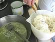 den Abbrennteig in die Pfanne zu der geschmolzenen Butter geben