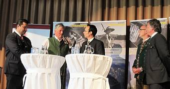 Die B�rgermeister der Gemeinden im Inneren Salzkammergut im Gespr�ch mit Mag. G�nther Madlberger.