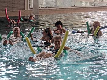Wassergymnastik mit Irene Pachler im Hallenbad Gosau
