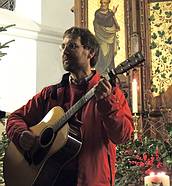 Der evangelische Pfarrer Mag. Stephan Strohriegel mit Gitarre