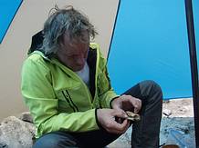 Walter Laserer mit der entdeckten Blechdose