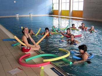 Wassergymnastik mit Irene Pachler im Hallenbad Gosau