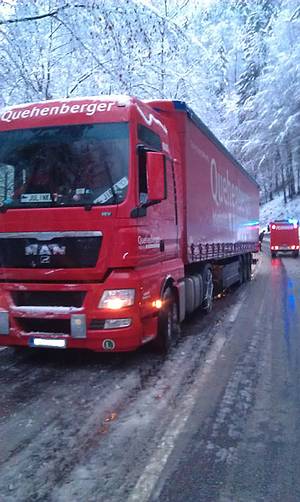 Schwerkehr im Gosauzwang bei Schnee
