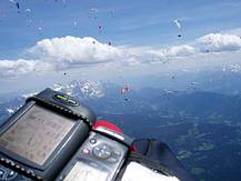 Paragleiter vor dem Dachstein
