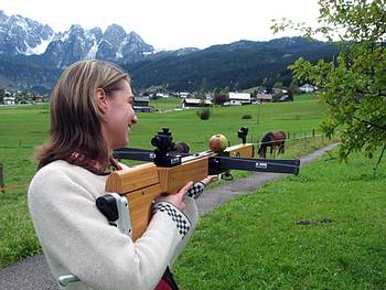 Die Sch�tzin mit Ihrer Armbrust, im Salzkammergut Stahel genannt