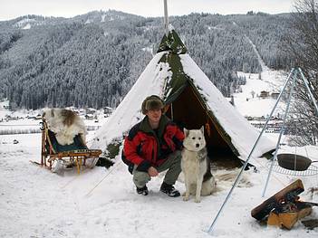 Paul mit seinem Rudel Zuhause in Gosau beim Scheimalten