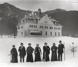 Wintergesellschaft vor dem Schloss, Foto PC Senioren
