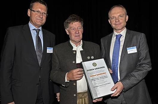 Dr. Christian Wadsack (Pr�sident �AV, rechts stehend) und Dr. Andreas Ermacora (Vizepr�sident �AV, links stehend) gratulieren Helmut Spielb�chler