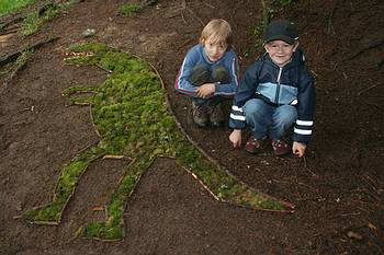 es gibt einen Dinosaurier im Wald