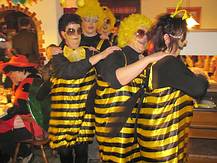Kesse Bienen beim Feuerwehrball