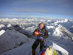 Walter Laserer mit dem Ball der WM2008 am Gipfel des Everest 2008