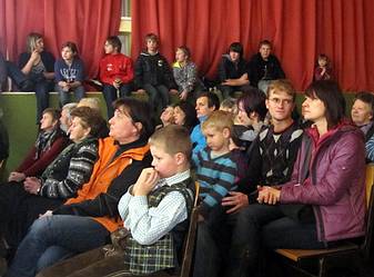 viel Publikum im Festsaal, Turnhalle Gosau