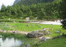 Badestrand am Gosausee mit letztem Schneerest