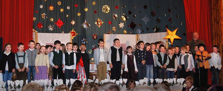 Kinder der Volkssuchle Gosau beim Aufführen der Weihnachtslegende