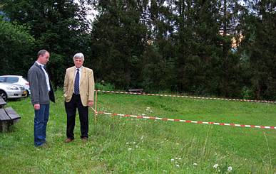 Herr Kofler und Herr Esteie im Gespr�ch, im Hintergrund Bauplatz f�r ein Appartementhaus