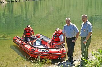 Feuerwehrrettungsboot mit B�rgermeister Gerhard Gamsj�ger und Kommandant Ing. Fritz Posch