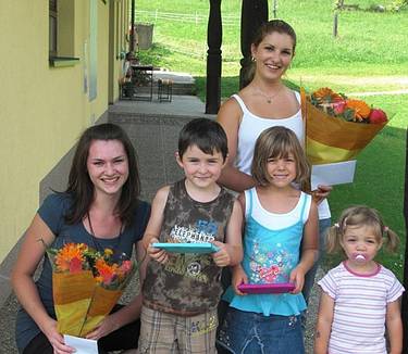 Katharina Reiter und Cornelia Gr�bler mit Sommerkindergartenkindern
