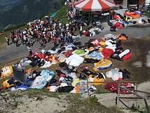 Briefing vor dem Start der Paragleiter