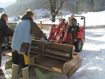 Pfarrer Jakob Hammerl beim Traktoreinsatz