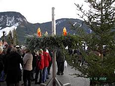 Ein riesiger Adventskranz wurde gebunden