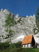 Die Bergsteigerkapelle vor dem Gosaukamm