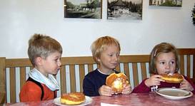 Sch�sserlkrapfen und ihre Genie�er