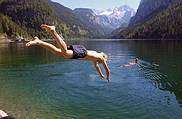 Philipp Brugger kühlt sich im Gosausee ab