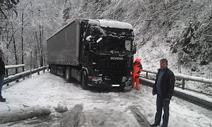 Trotz Schneeketten kein Weiterkommen f�r den LKW