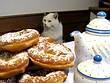 mit Puderzucker bestauben und Marillenmarmelade füllen, Achtung Naschkatze!