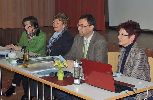 auf dem Podium: Ulrike Ostermann, Eveline Moser, Mag. Rainer Posch, Ulrike Steininger
