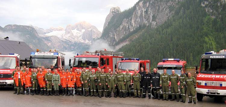 Feuerwehren Gosau und Ru�bach mit Einsatzfahrzeugen