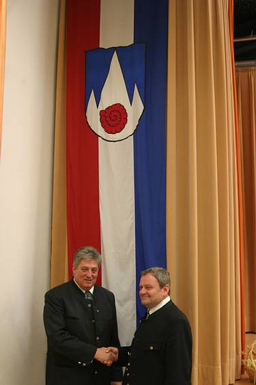 B�rgermeister Gerhard Gamsj�ger wird von Hofrat Dr. Werner Aigner angelobt.