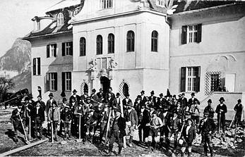 Arbeiter mit Graf Ernst Emanuel von Sylva Tarouca, über der Einganstüre rechts und links sind die Jägerskulpturen zu sehen, Foto PC Senioren