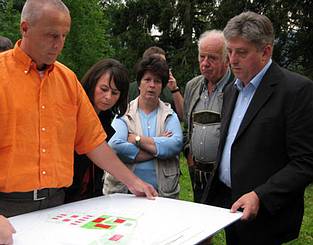 Arch. Essl mit B�rgermeister und Anrainern