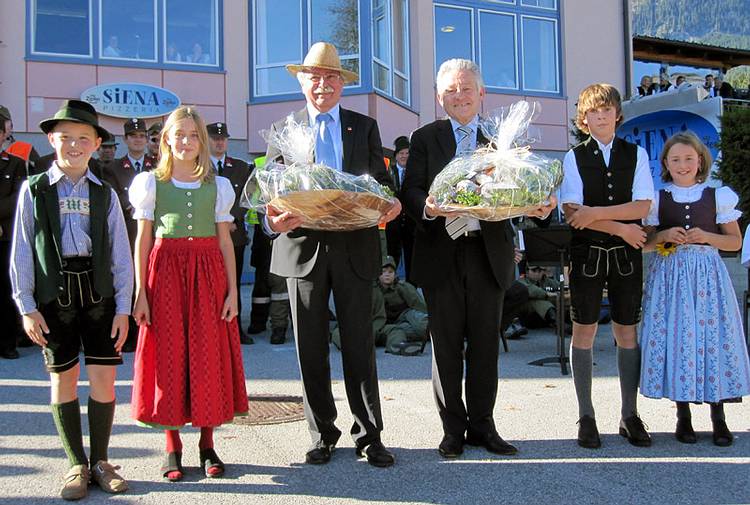 Die beiden neuen Gosauer Ehrenbürger Dr. Josef Pühringer und Josef Ackerl mit Gosauer Kindern