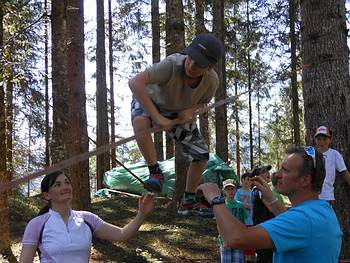 Betty und ihr Helfer geben Sicherheit auf der Slackline
