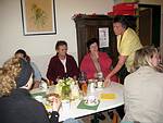 Gedankenaustausch bei Kaffee und Kuchen
